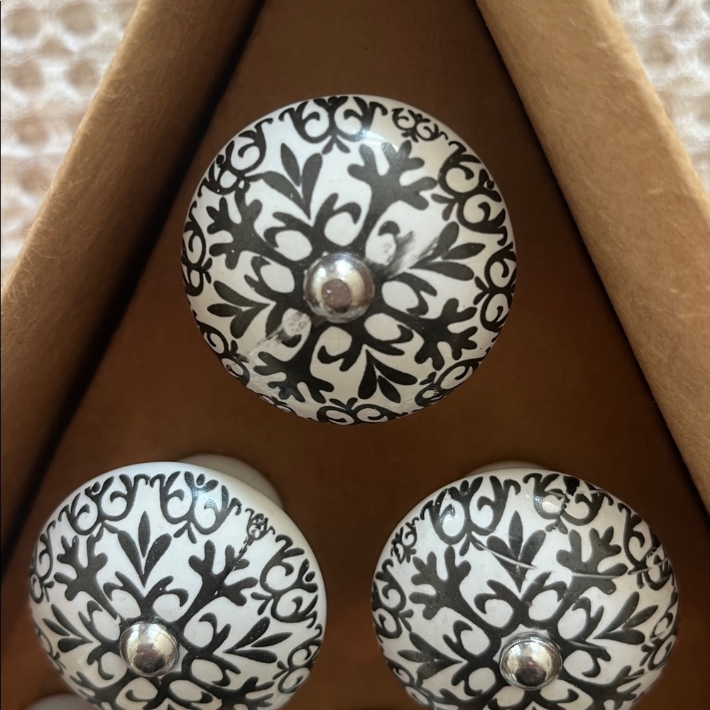 Brand new dresser knobs - Picture 3 of 5